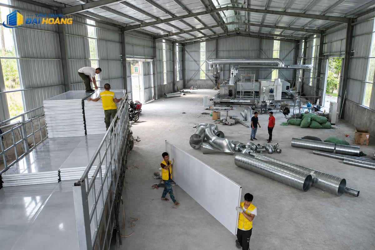 Đội thi công hoàn thiện vách panel tại Đắk Lắk