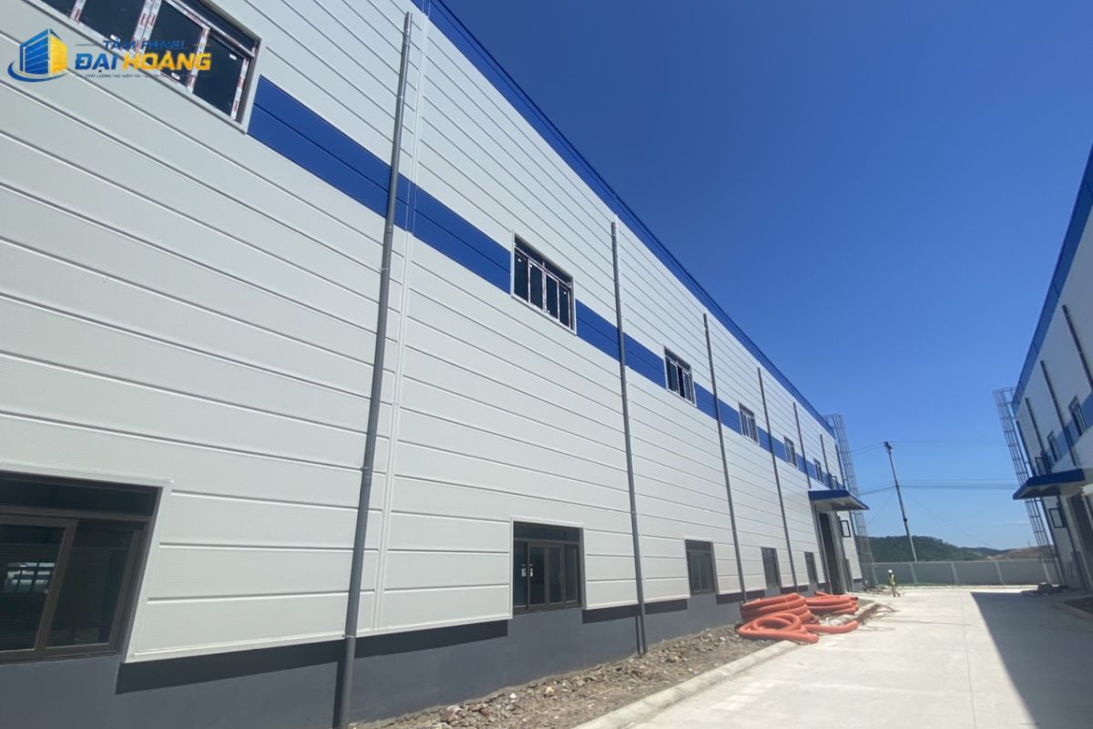Nhà xưởng hoàn thiện thi công tấm panel Đồng Nai cách nhiệt hiện đại