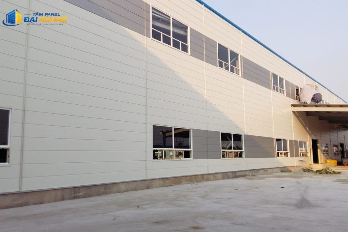 Lắp đặt hệ thống vách ngăn cách nhiệt và chống ồn chuyên nghiệp trong dự án thi công tấm panel Đồng Tháp cho nhà xưởng