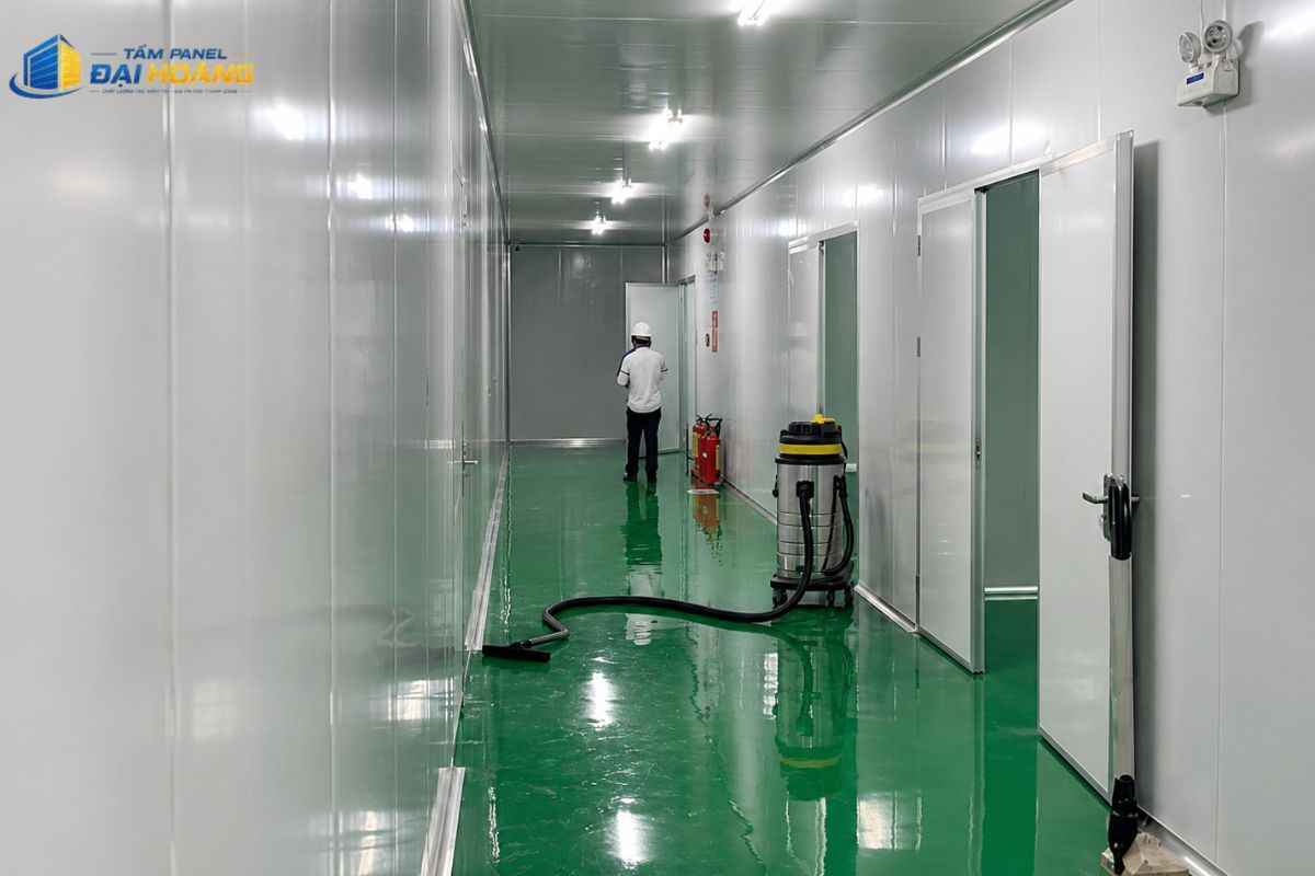 Thi công tấm panel Lâm Đồng lắp đặt kho mát nông sản với quy trình xử lý mối nối và phụ kiện góc kỹ lưỡng