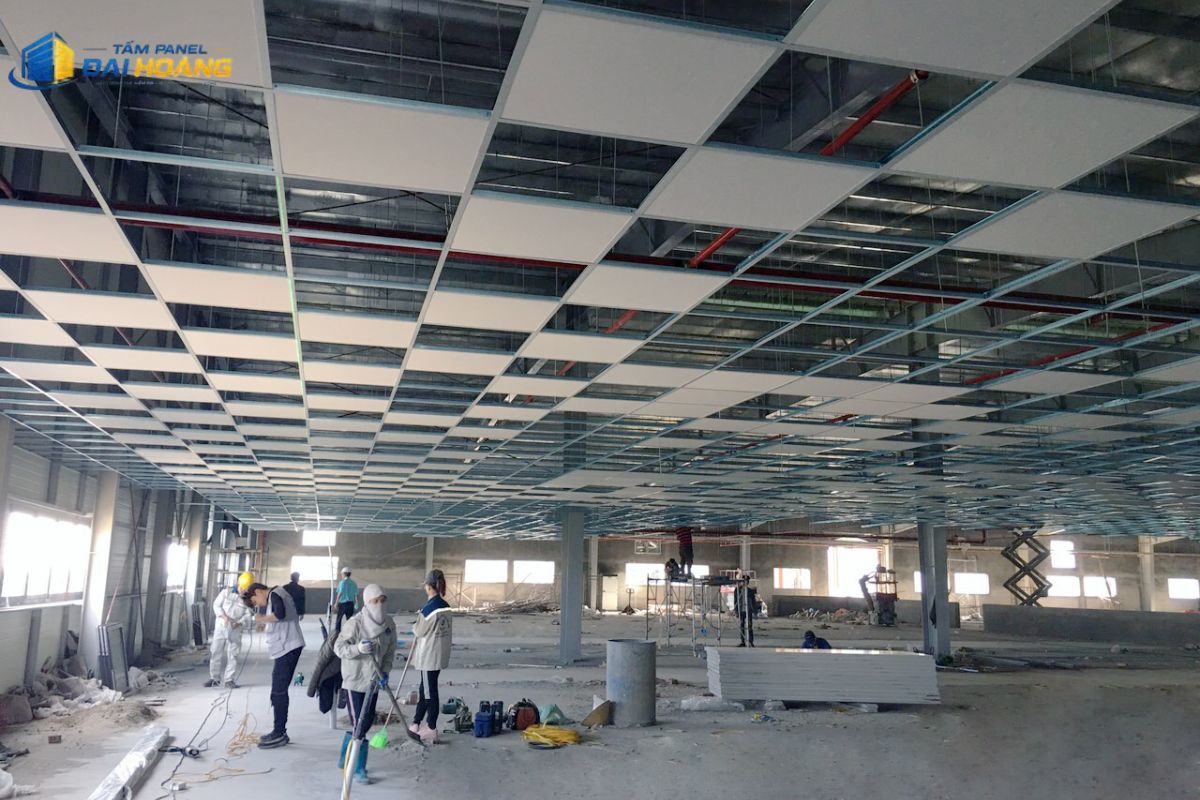 Quá trình lắp đặt hệ thống vách panel trong nhà máy