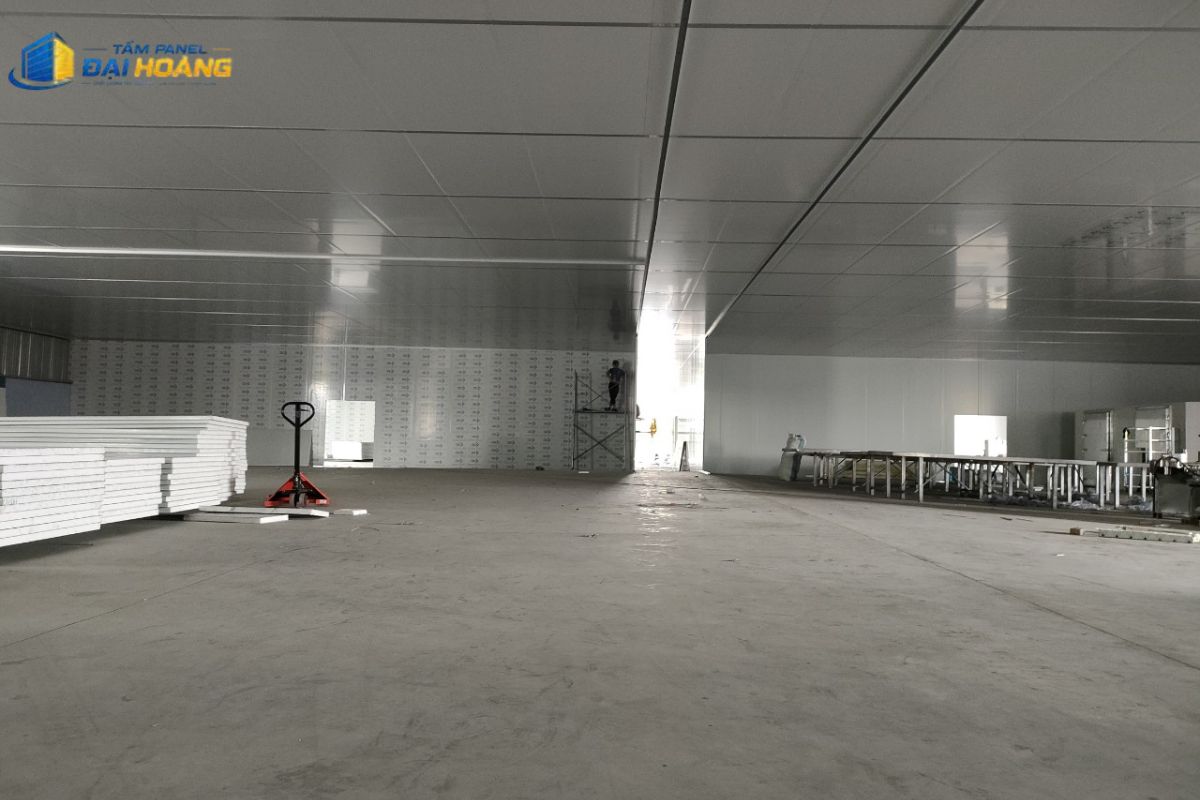 Thi công tấm panel phường An Nhơn làm vách bao quanh nhà xưởng giúp chống nóng và rút ngắn thời gian xây dựng