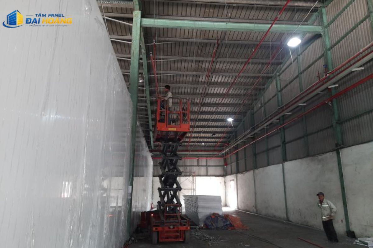 Kỹ thuật viên đo đạc và nghiệm thu công trình panel