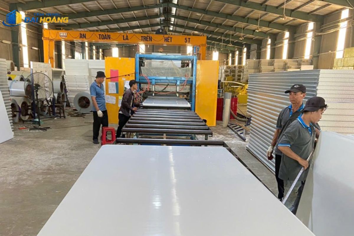 Đội ngũ thi công tấm panel phường An Phú Đông tại công trình