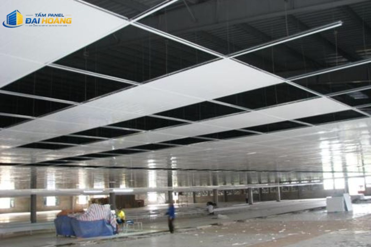 Thi công tấm panel phường An Phú Đông hệ mái tôn PU giúp giảm hấp thụ nhiệt và chống nóng hiệu quả cho nhà xưởng