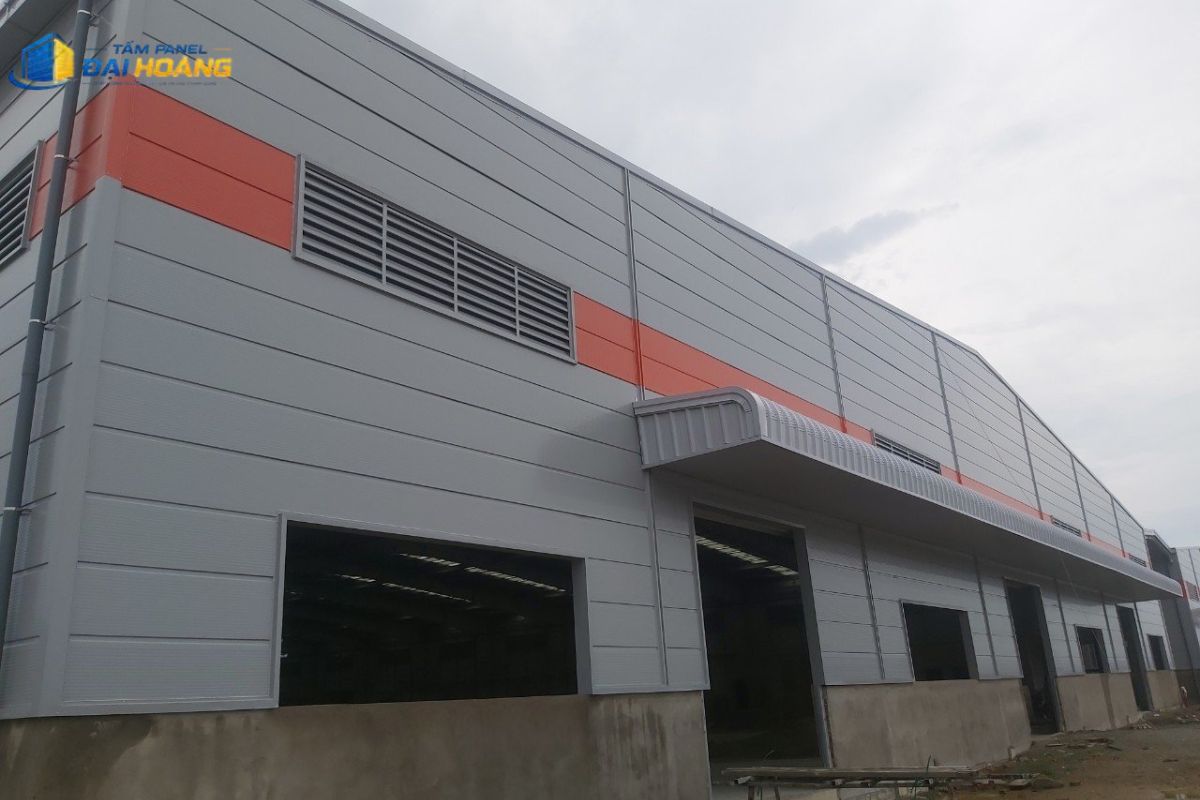 Quy trình lắp đặt tấm panel cách nhiệt tại công trình thực tế