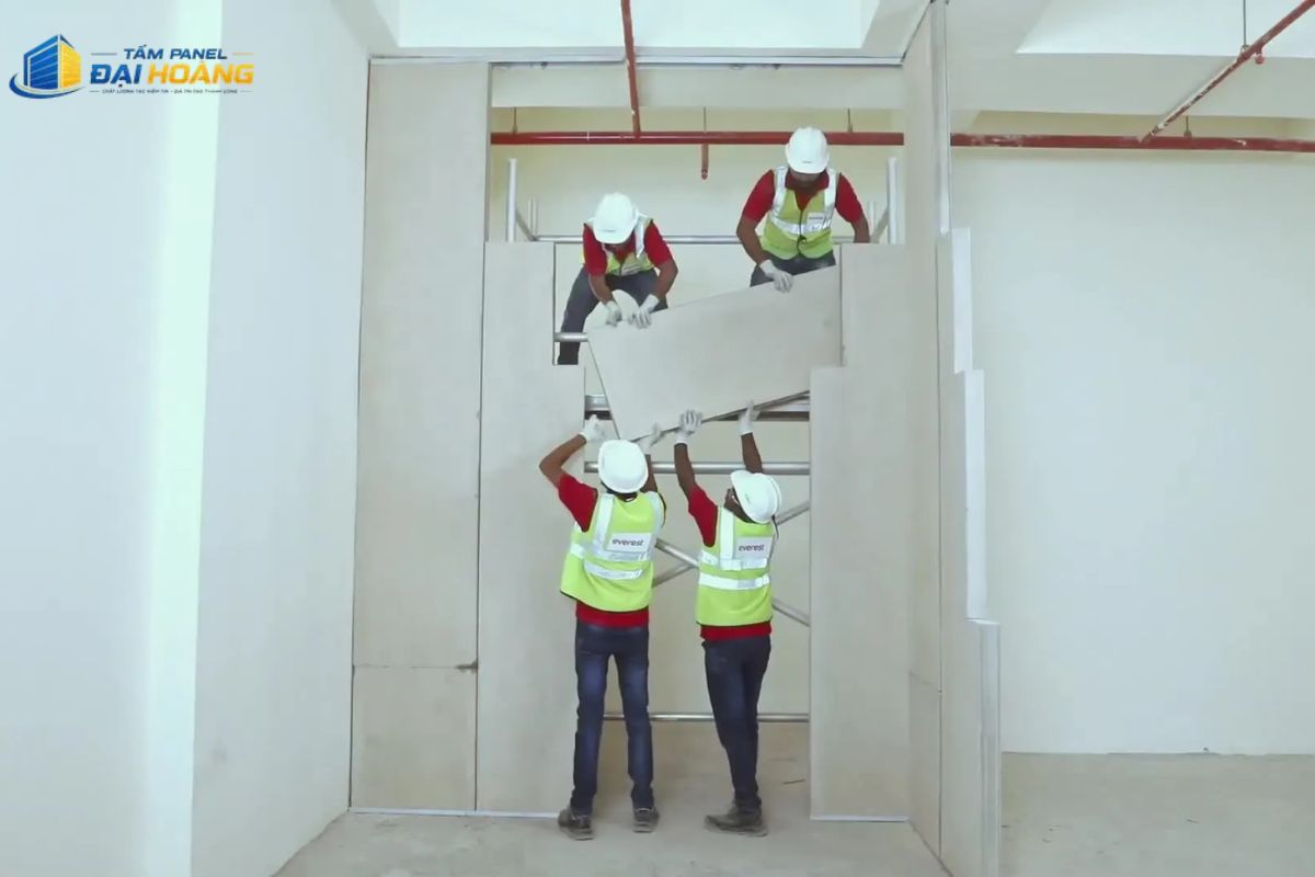 Kỹ thuật viên thi công công trình panel hoàn thiện