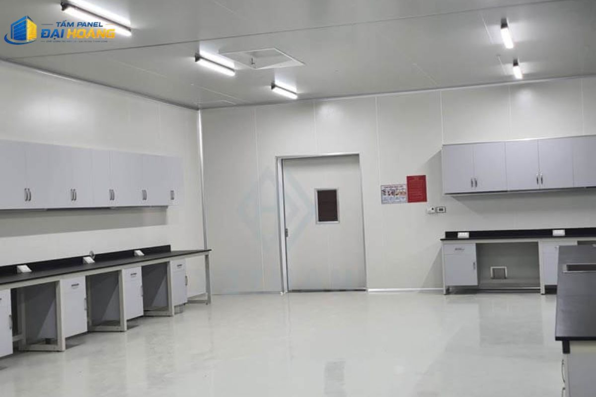 Hoàn thành thi công tấm panel phường Bến Nghé cho phòng sạch giúp kiểm soát tốt nhiệt độ và đảm bảo môi trường dễ vệ sinh