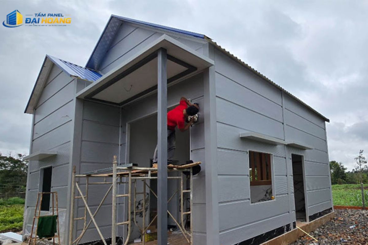 Đội ngũ thi công tấm panel phường Bình Đông tại công trình