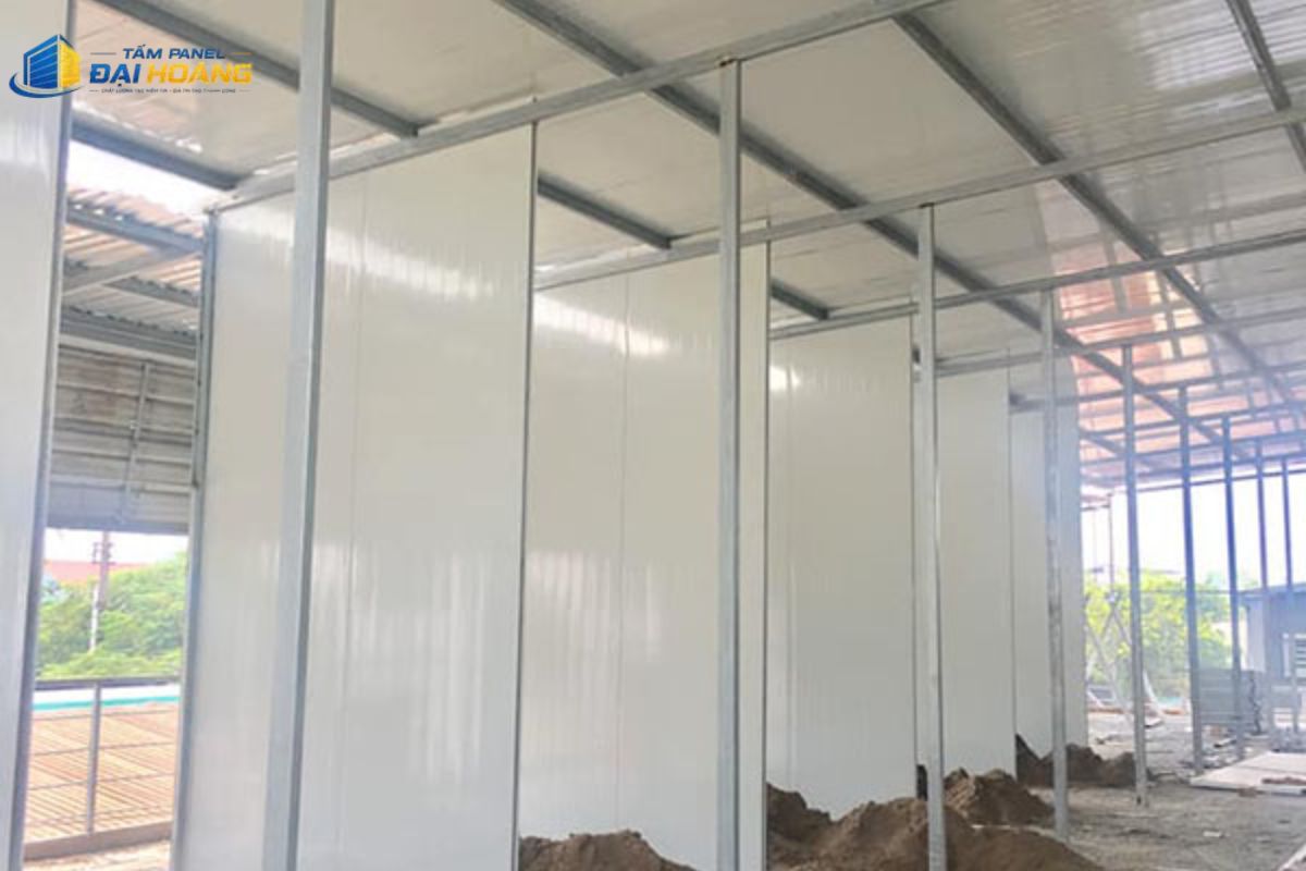 Lắp đặt hệ thống vách bao che chống nóng cho nhà xưởng trong dự án thi công tấm panel phường Bình Đông
