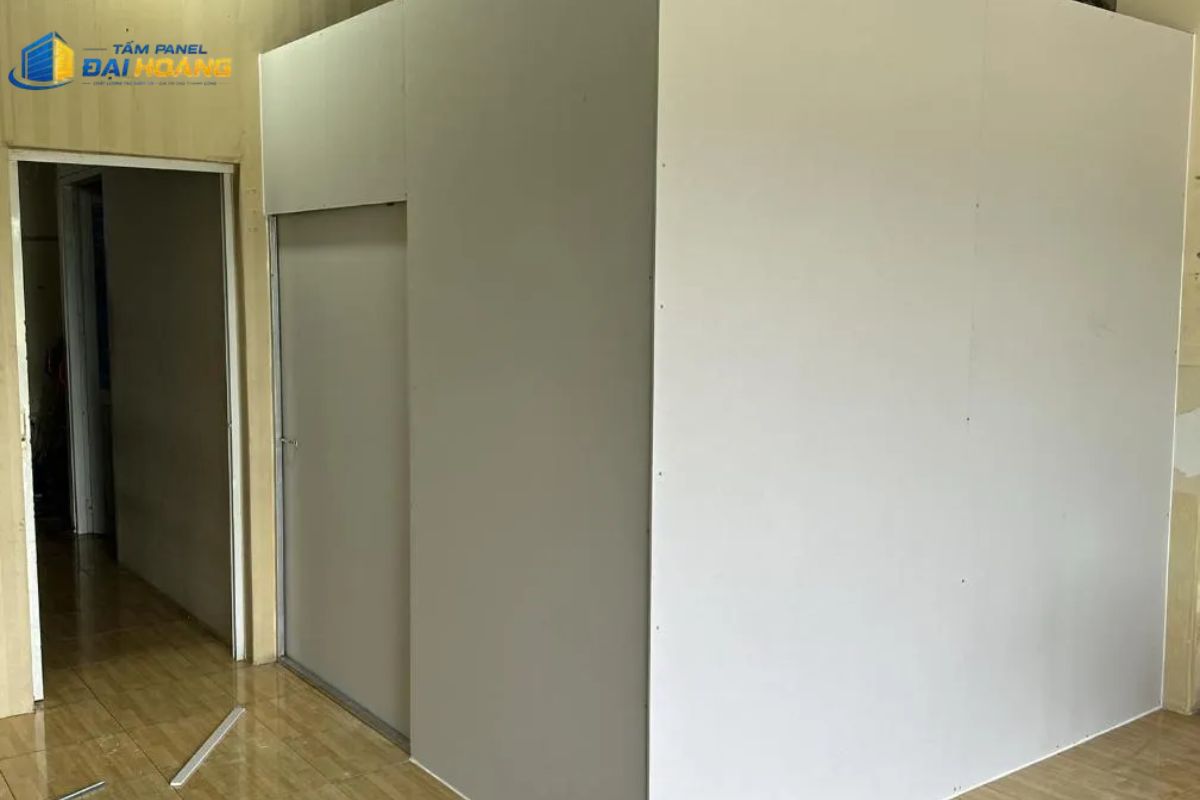 Hoàn thành thi công tấm panel phường Bình Phú làm vách ngăn trong nhà giúp tối ưu diện tích và không gian