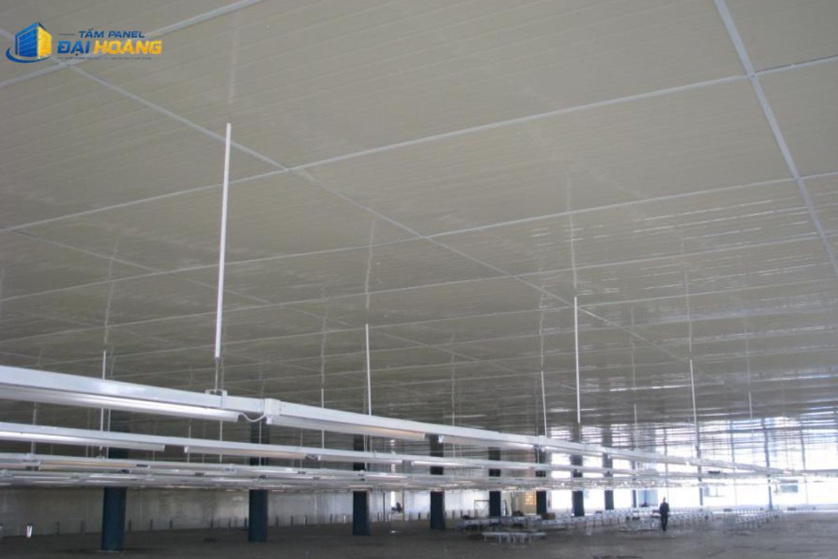 Hoàn thành thi công tấm panel phường Bình Phú làm trần chống nóng cho nhà kho nhằm giảm chi phí vận hành điều hòa