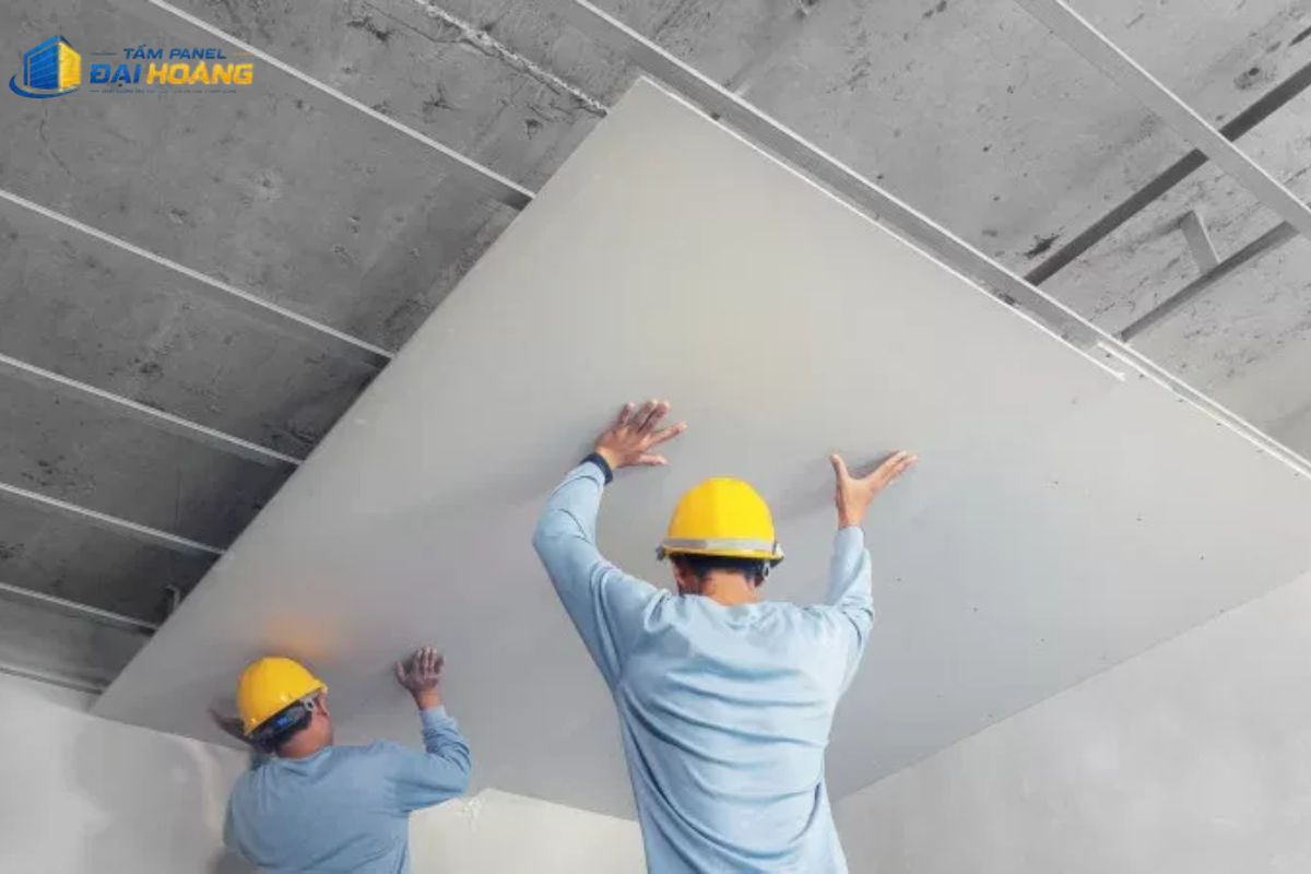 Kỹ thuật viên lắp đặt hệ khung và tấm panel hoàn thiện