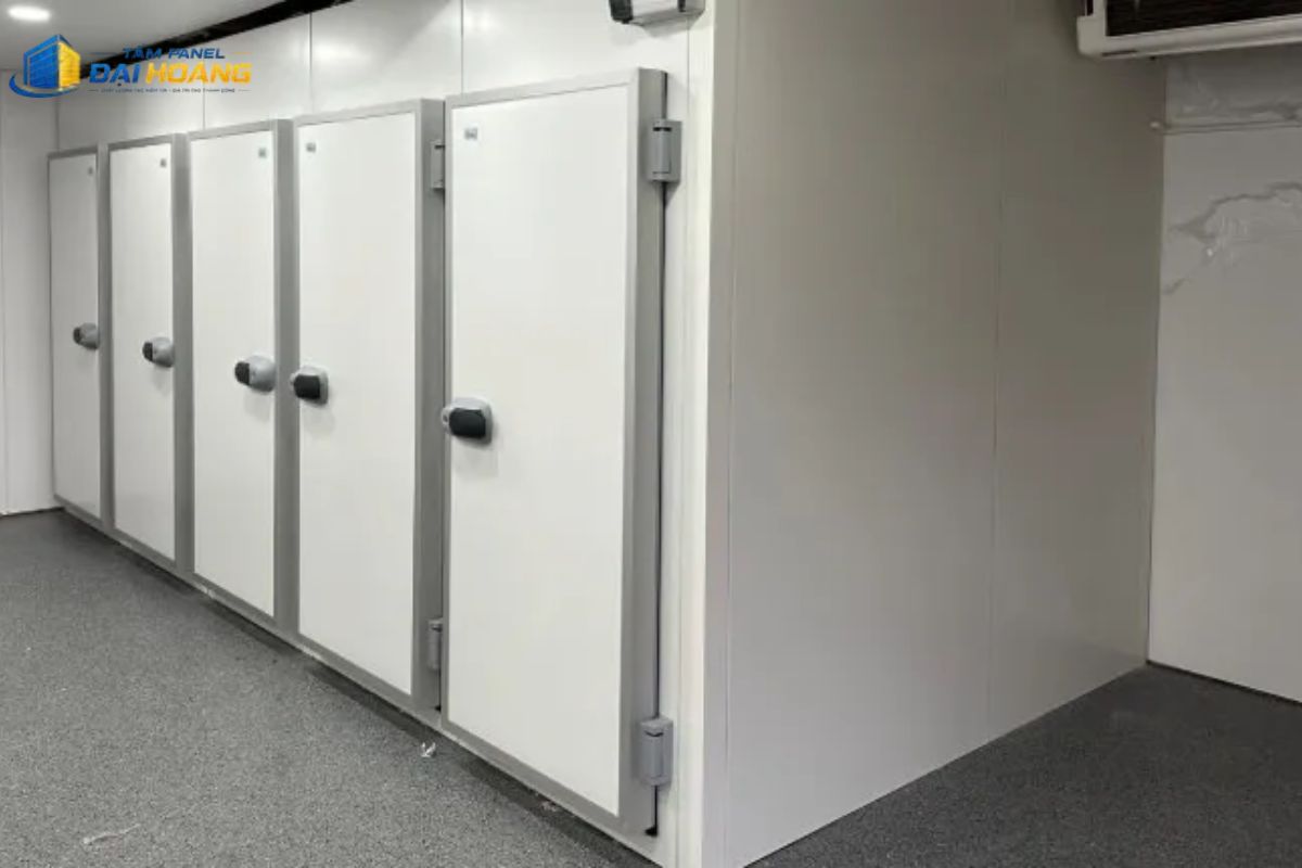 Hoàn thành thi công tấm panel phường Đa Kao bằng tấm PU hoặc PIR đáp ứng tiêu chuẩn phòng sạch cho nhà kho thực phẩm.