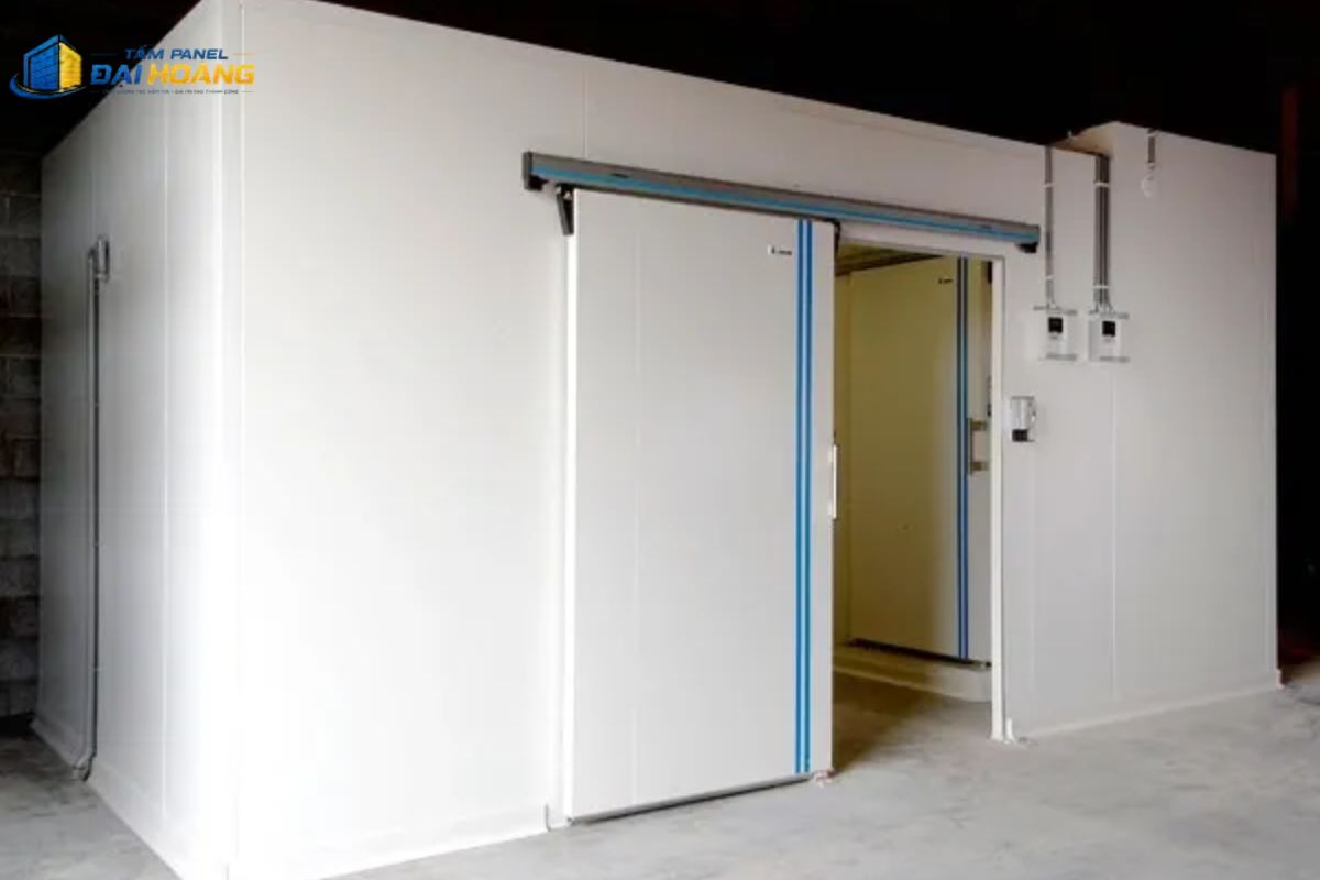Lắp dựng hệ thống vách cách nhiệt chống cháy lan trong dự án thi công tấm panel phường Hạnh Thông cho nhà xưởng sản xuất