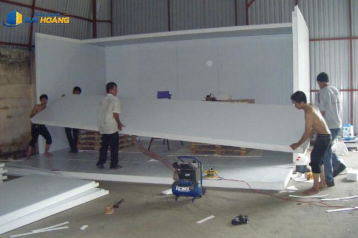 Đội ngũ kỹ thuật lắp đặt panel công trình nhà xưởng tại phường Hạnh Thông