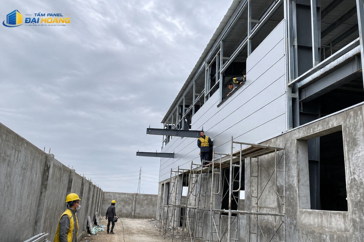 Quy trình lắp đặt tấm panel hoàn thiện cho nhà xưởng