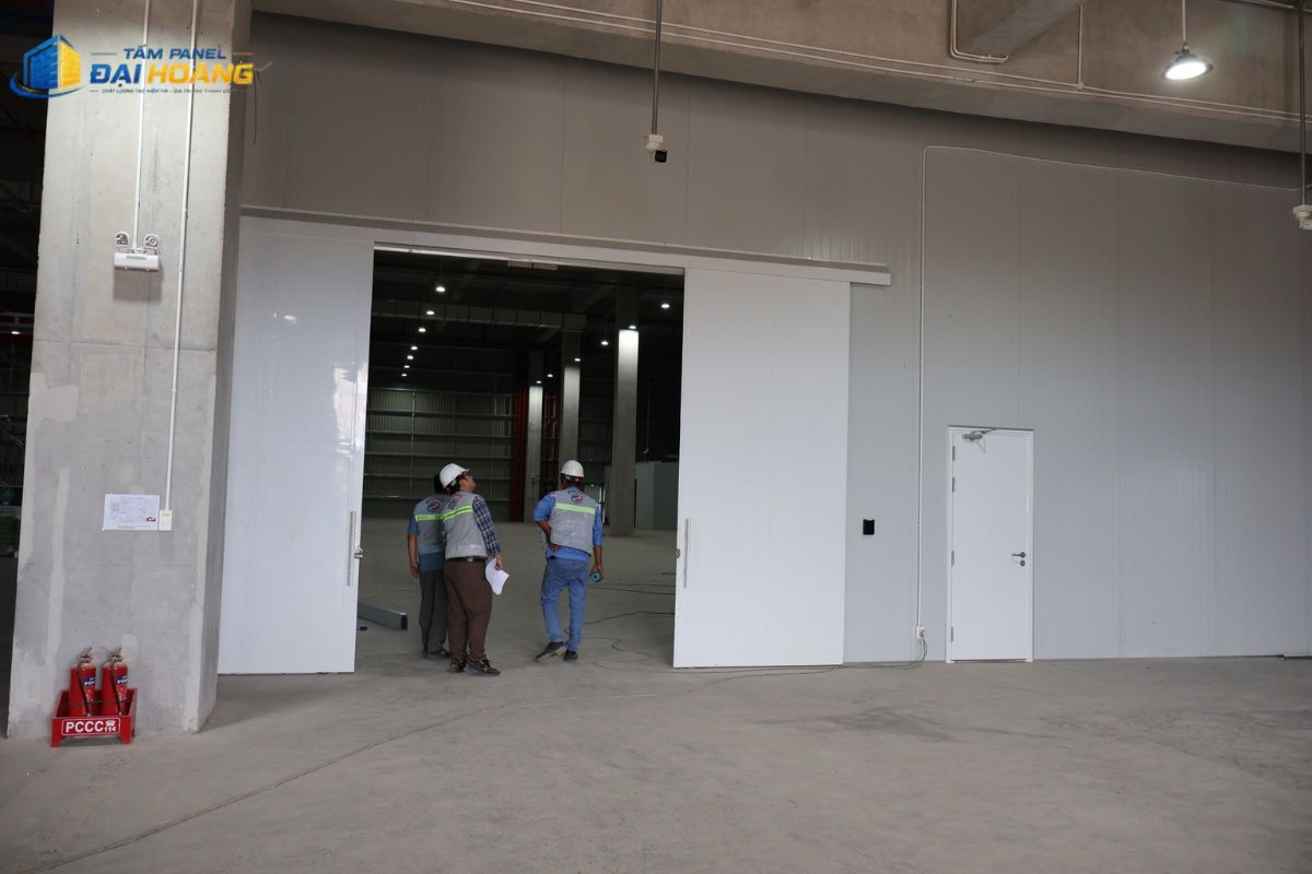Quy trình thi công panel được thực hiện bởi đội ngũ kỹ thuật chuyên nghiệp