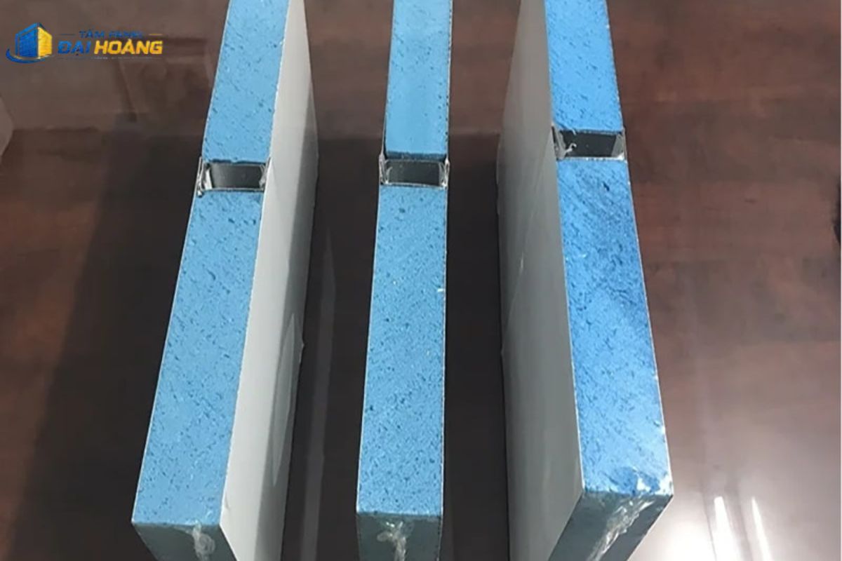 Tấm panel phường Tân Phú vách ngăn XPS cách nhiệt và chống ẩm mốc tối ưu cho khu vực độ ẩm cao