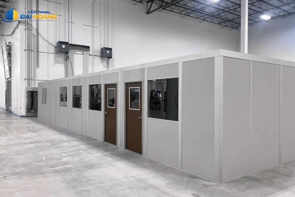 Lắp ghép hệ thống vách cách nhiệt trong quá trình thi công tấm panel phường Thạnh Mỹ Tây cho khu nhà ở tạm của nhân viên.