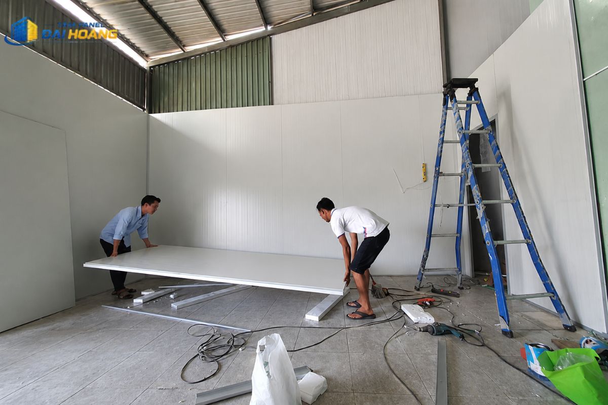 Đội ngũ thi công tấm panel phường Thạnh Mỹ Tây tại công trình