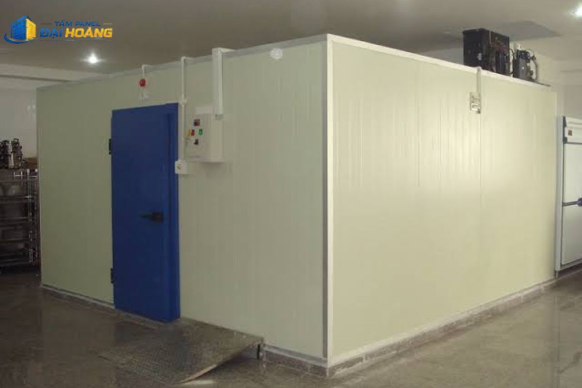 Lắp đặt vỏ kho đông lạnh trong dự án thi công tấm panel phường Thạnh Mỹ Tây nhằm hạn chế tối đa thất thoát nhiệt