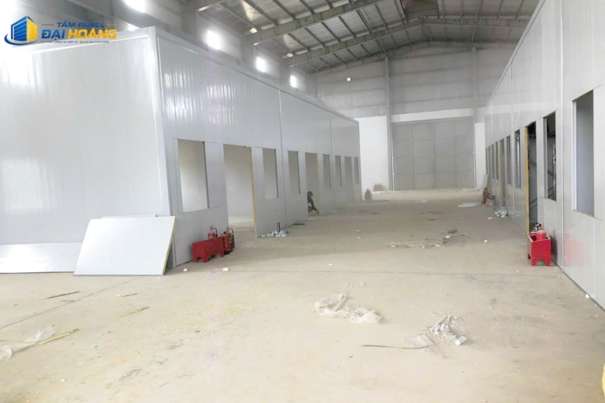 Lắp dựng hệ thống vách cách nhiệt trong dự án thi công tấm panel phường Thạnh Mỹ Tây cho khu vực phụ trợ nhà xưởng