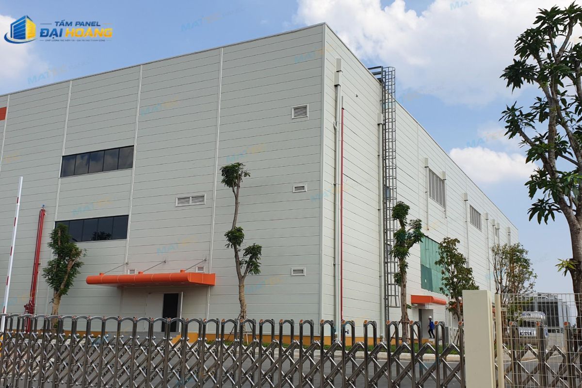 Lắp đặt vách panel hoàn thiện công trình