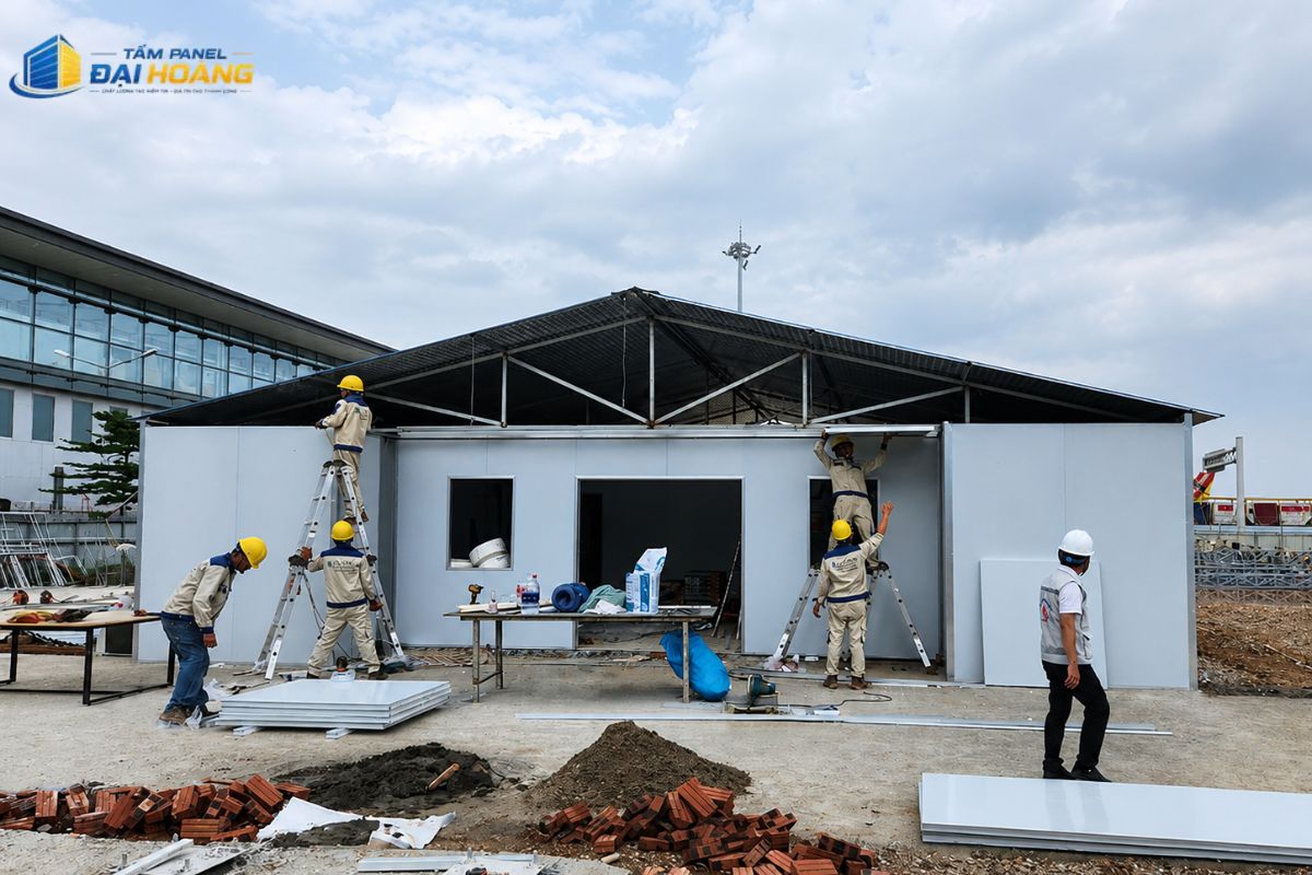 Đội ngũ thi công tấm panel phường Vĩnh Hội tại công trình