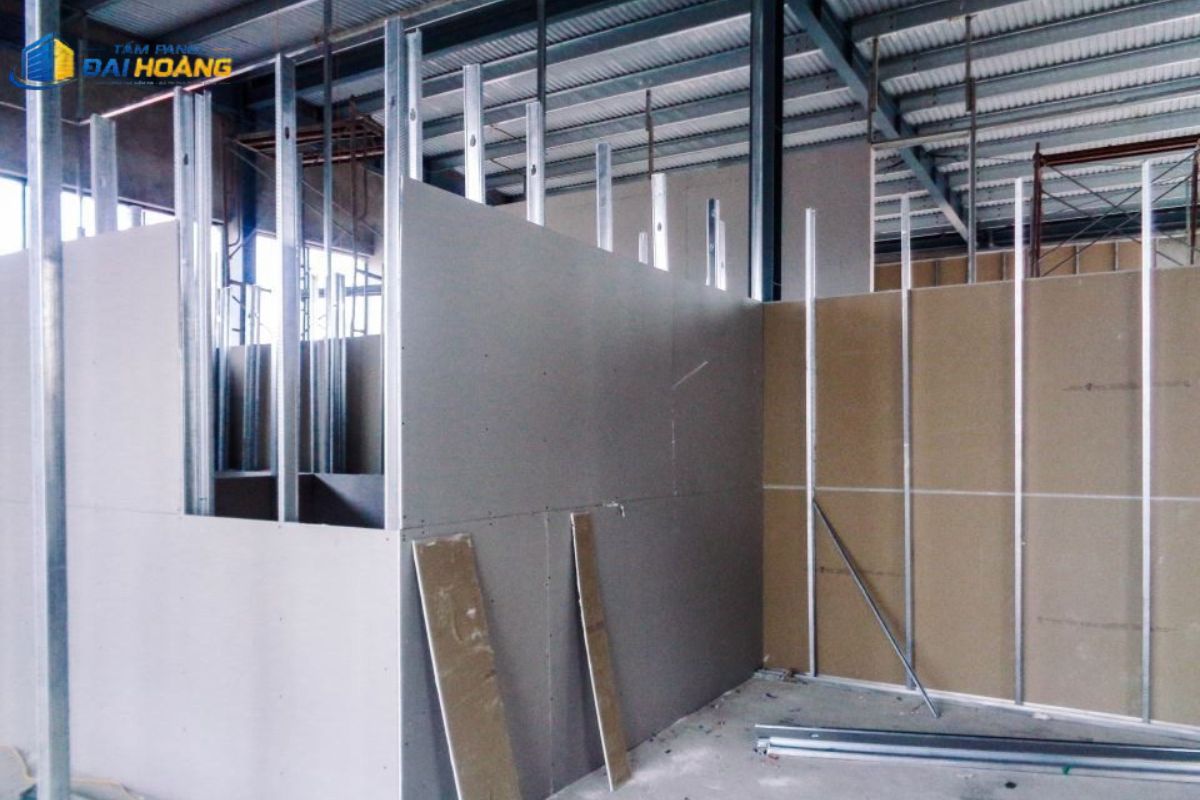 Đội thi công tấm panel phường Vũng Tàu lắp dựng vách
