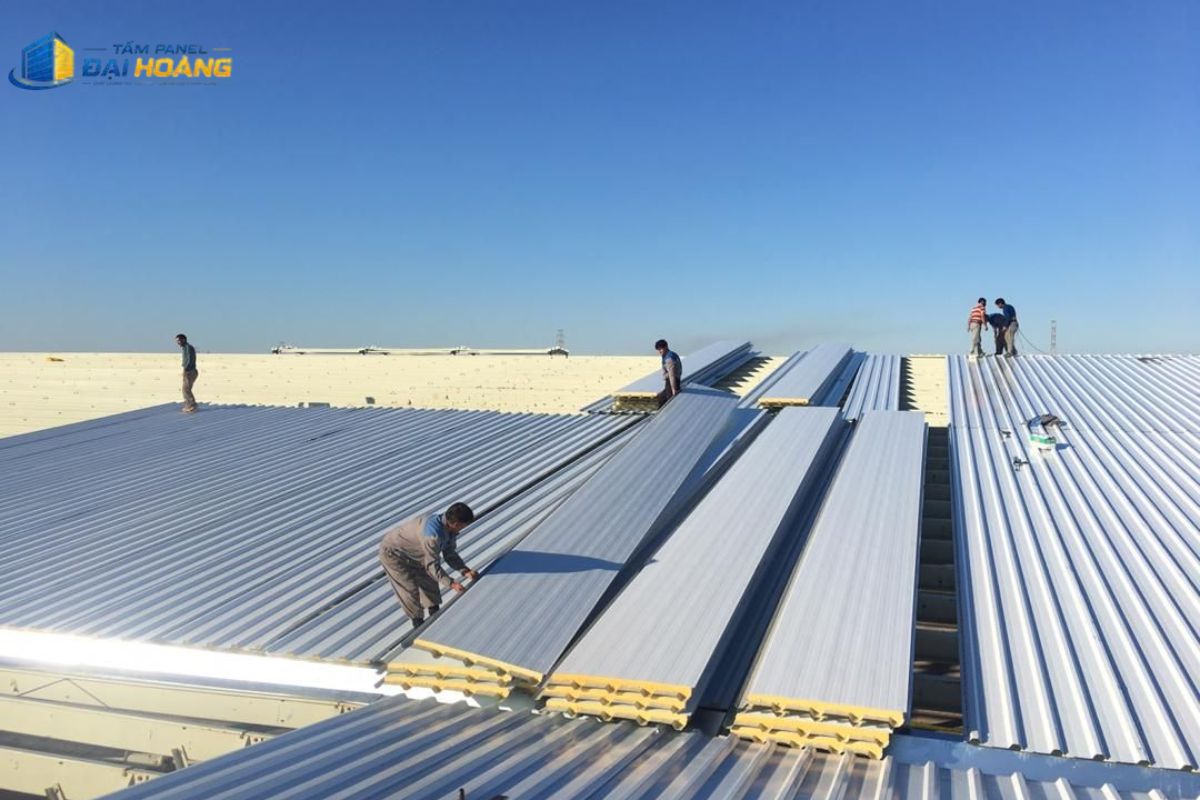 Thợ lắp đặt hệ mái panel chống nóng cho nhà xưởng