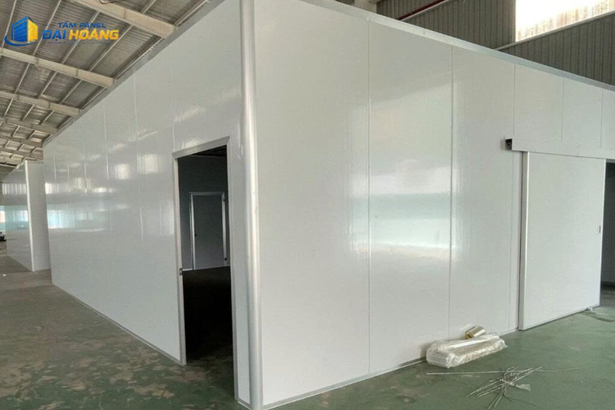 Hệ thống vách ngăn panel bên trong công trình đã hoàn thiện phẳng mịn, sạch sẽ và vuông vắn