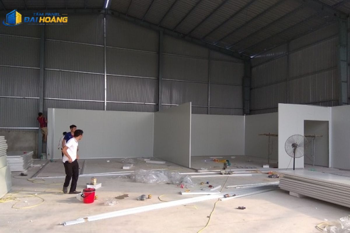 Kỹ thuật viên lắp ghép hệ tường panel cách nhiệt
