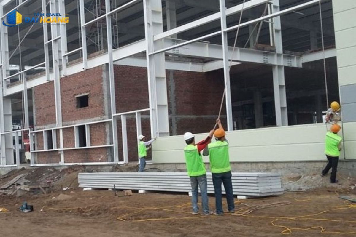Thi công tấm vách panel lắp đặt tại nhà xưởng
