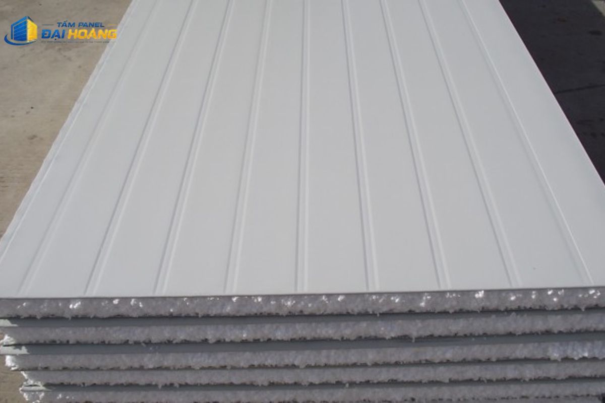 Tôn xốp cách nhiệt lợp mái cho nhà phố, nhà cấp 4 và nhà trọ giúp giảm bức xạ nhiệt và tiêu âm chống ồn khi trời mưa