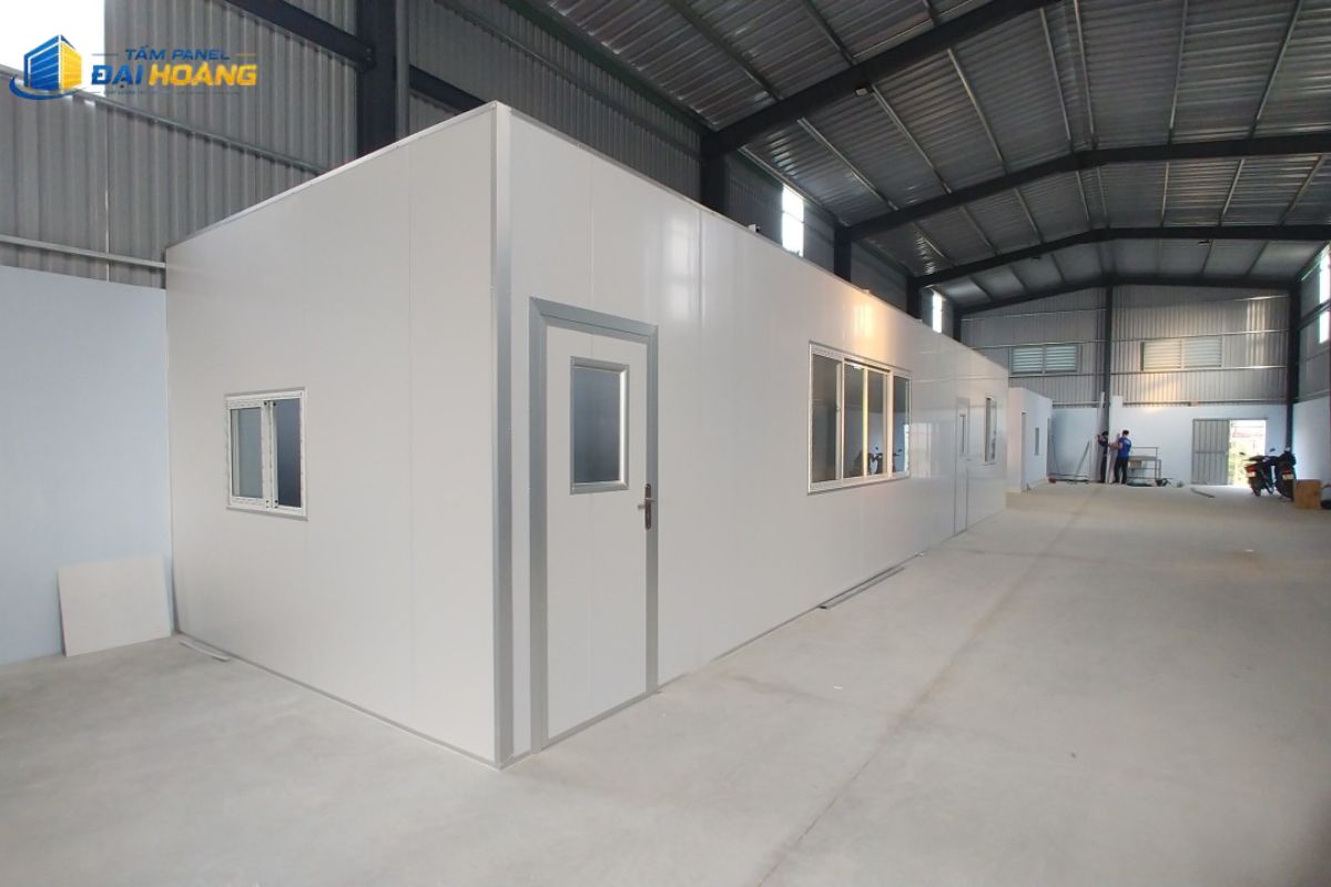 Vách panel eps lắp đặt trong nhà xưởng hiện đại
