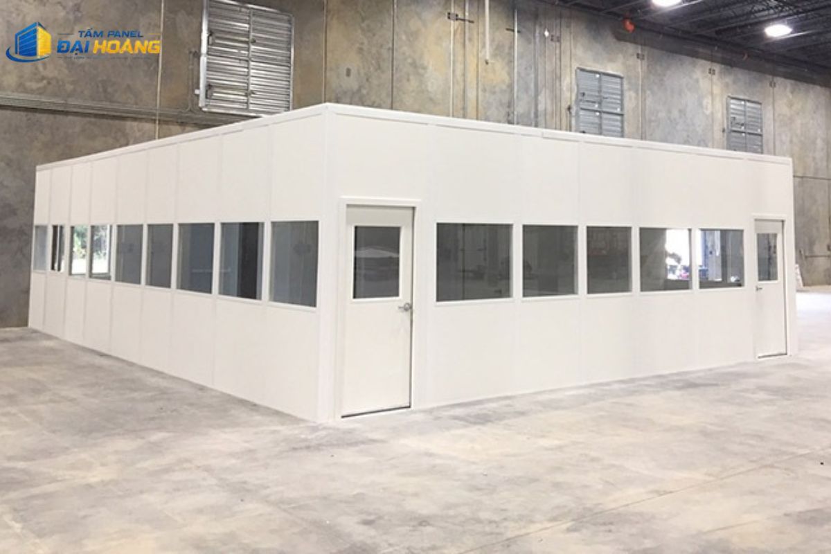 Lắp ghép các tấm vách panel EPS để hoàn thiện phòng làm việc cho đội ngũ quản lý nhà máy