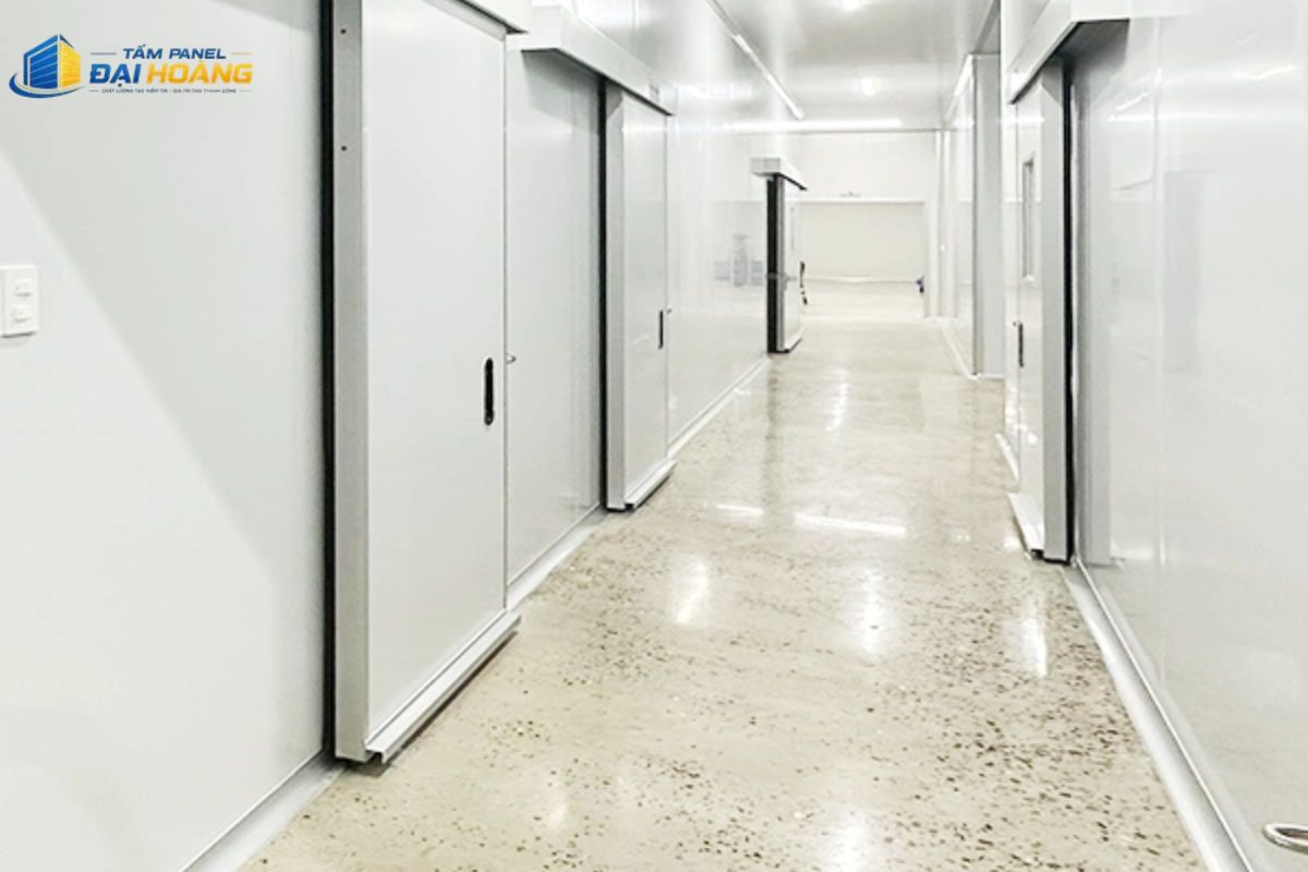 Hệ thống vách panel EPS bao che khu vực kỹ thuật giúp duy trì môi trường vận hành ổn định