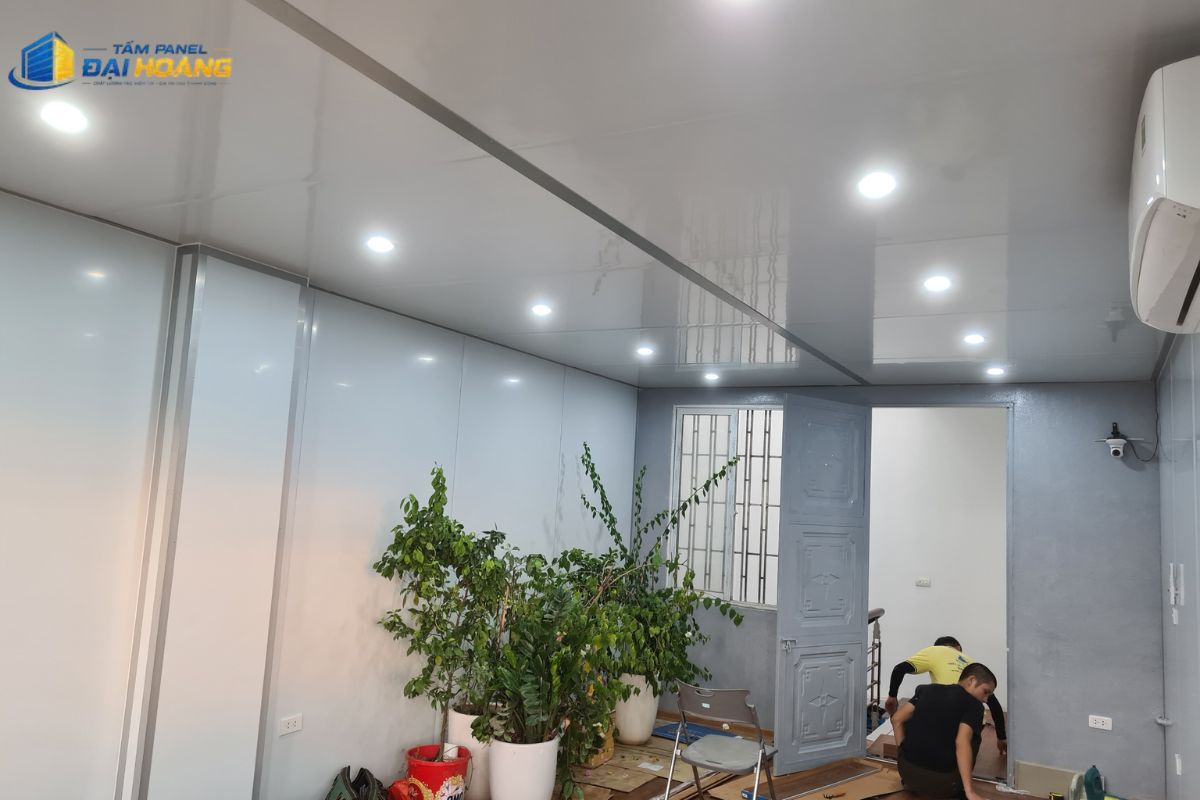 Công nhân thi công tấm vách ngăn panel eps cách nhiệt