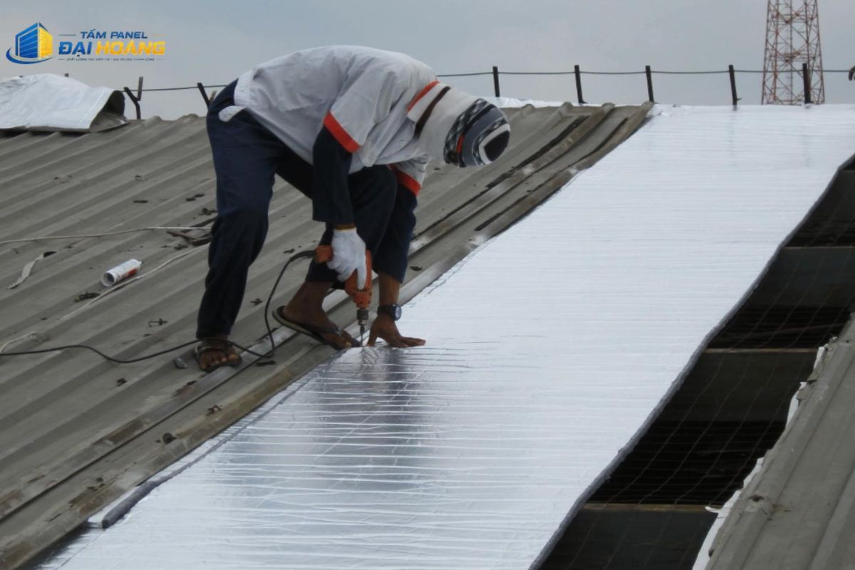 Thợ thi công xốp PE OPP dưới mái tôn nhà xưởng